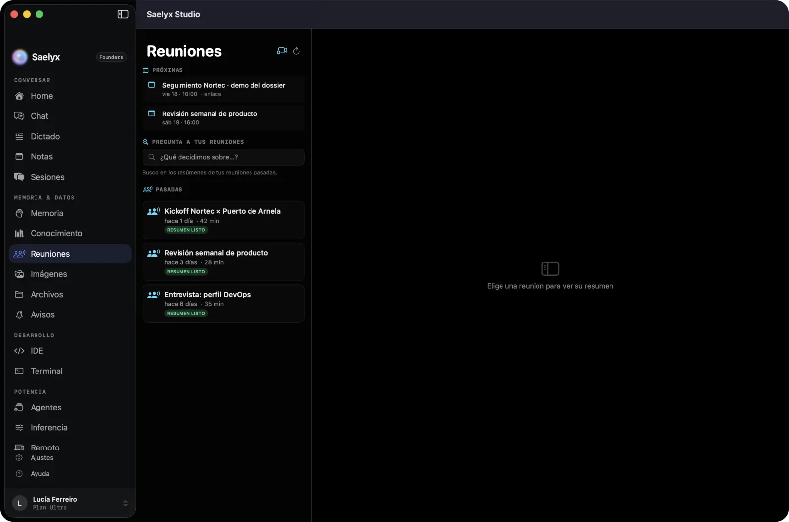 La lista de reuniones en Saelyx Studio: las próximas citas y el historial de reuniones pasadas, cada una con su resumen listo y una barra para preguntarles después.